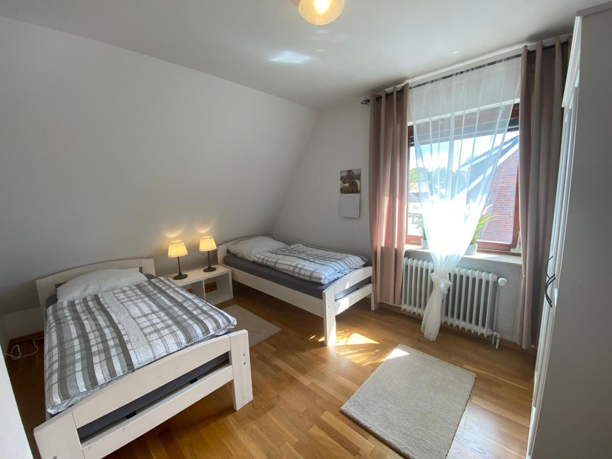 Ferienwohnung Mit Balkon Und Eingezaeunten Garten Aurich Exterior photo